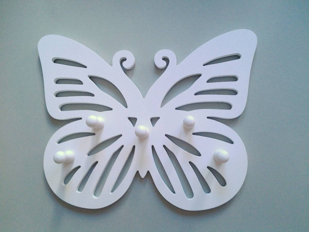 drevený vešiak motýľ biely 36 x 28 cm