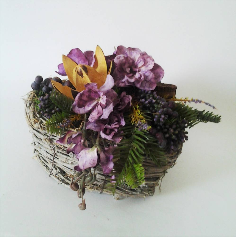 košík v tvare srdca s fialovými kvetmi 20 x 18 cm